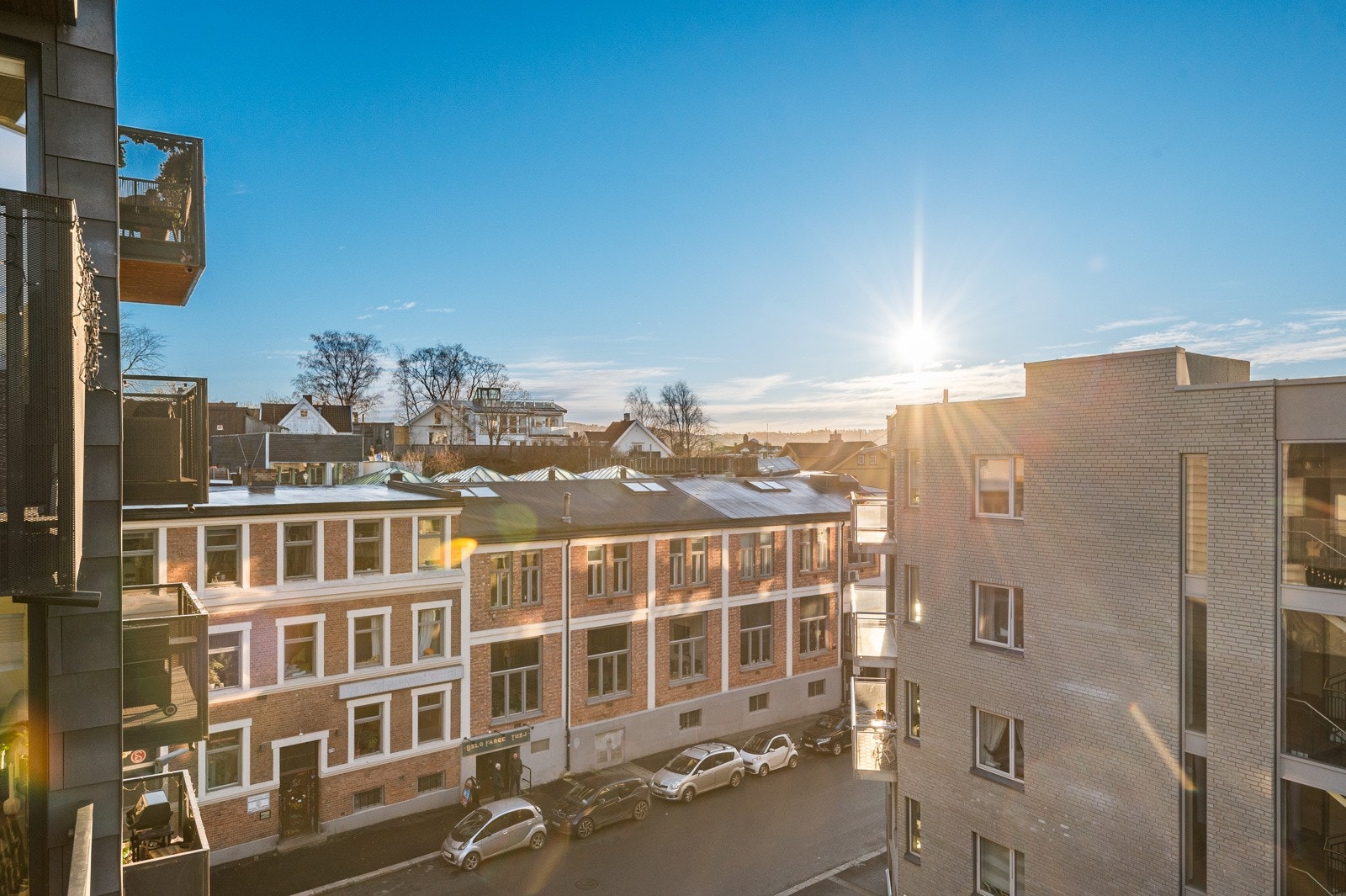 Plass til sittegruppe, beplantning og elektrisk grill. Balkongen har hyggelig utsikt og gode solforhold sommerstid. Galleribilde