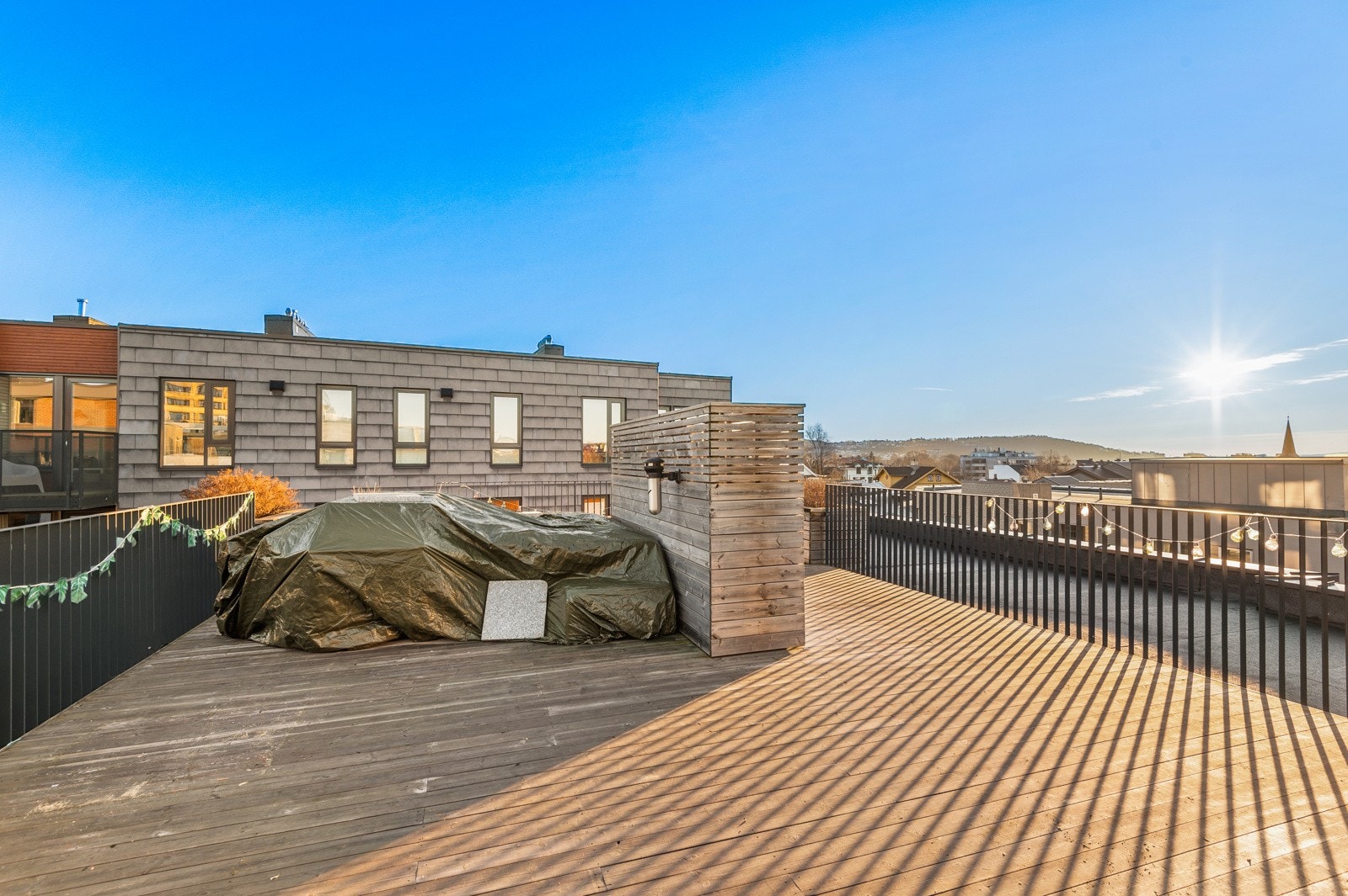 Flott, felles takterrasse med svært flott utsikt og sitteplasser. Galleribilde