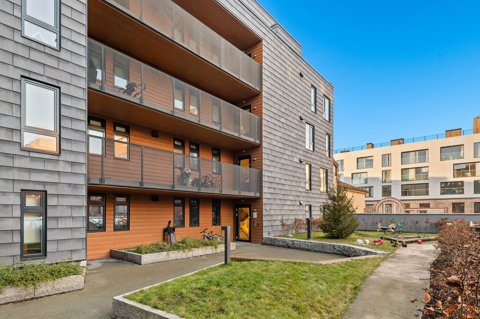 - Fasade sett fra indre gårdsrom. Galleribilde