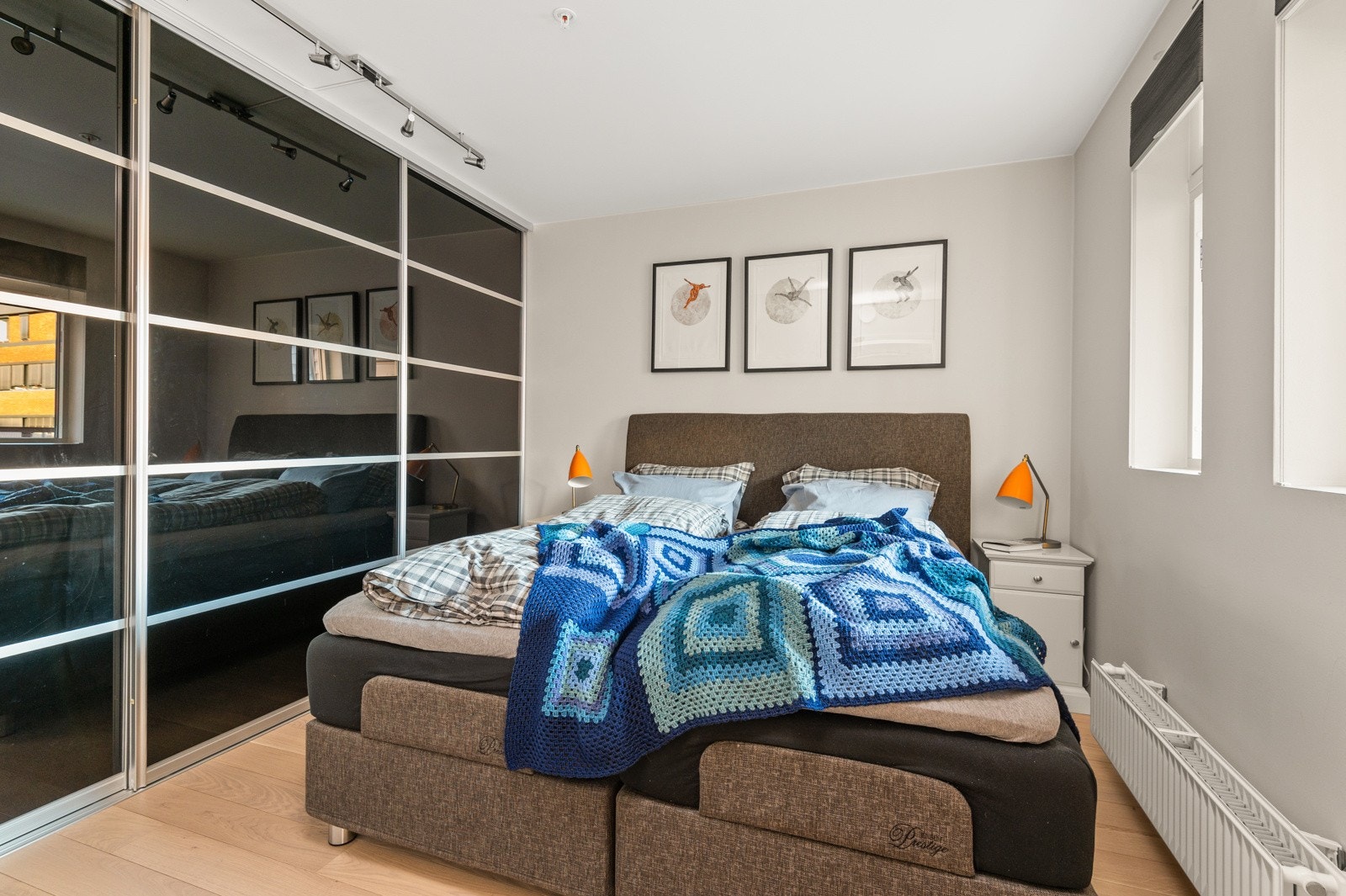 Plassbygd skyvedørsgarderobe med gode oppbevaringsmuligheter. Galleribilde