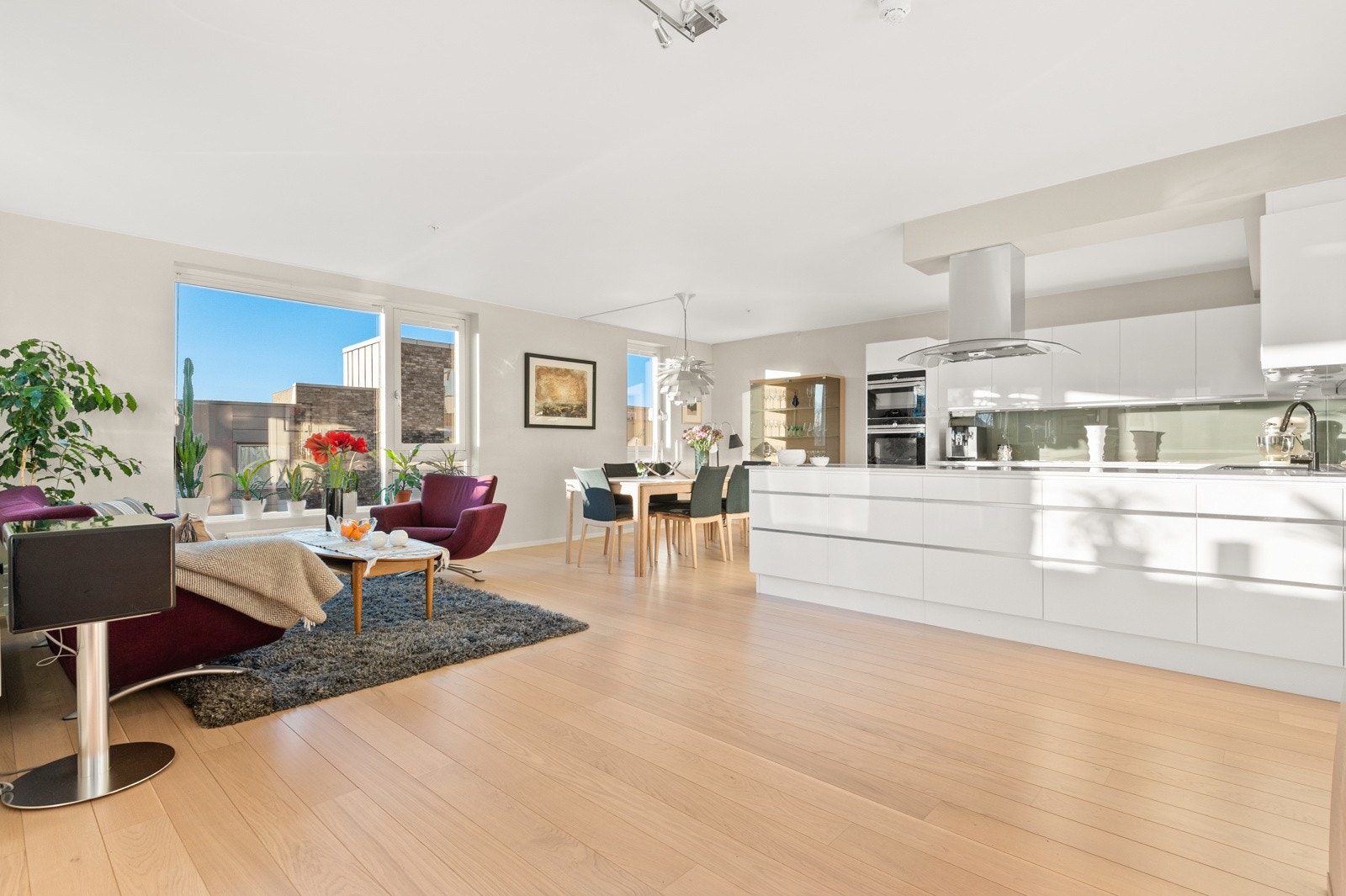 Stuen ligger i åpen løsning til kjøkkenet, noe som bidrar til en svært sosial planløsning. Galleribilde