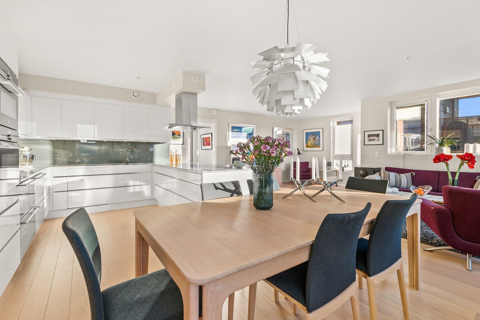 Spisebordet med naturlig tilknytning kjøkkenet. Galleribilde