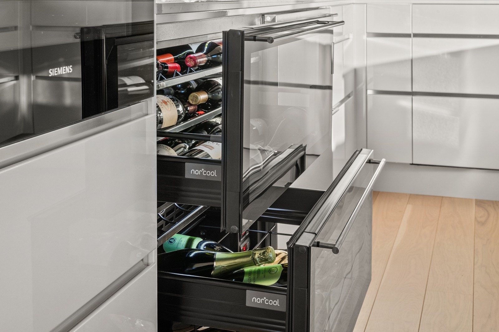 Innebyggede stekeovner i høyskap hvorav en har microbølgefunksjon, nedfelt induksjonstopp og integrert oppvaskmaskin. Innebyggede kjøleskuffer i rustfritt stål, samt integrert vinkjøler. Galleribilde