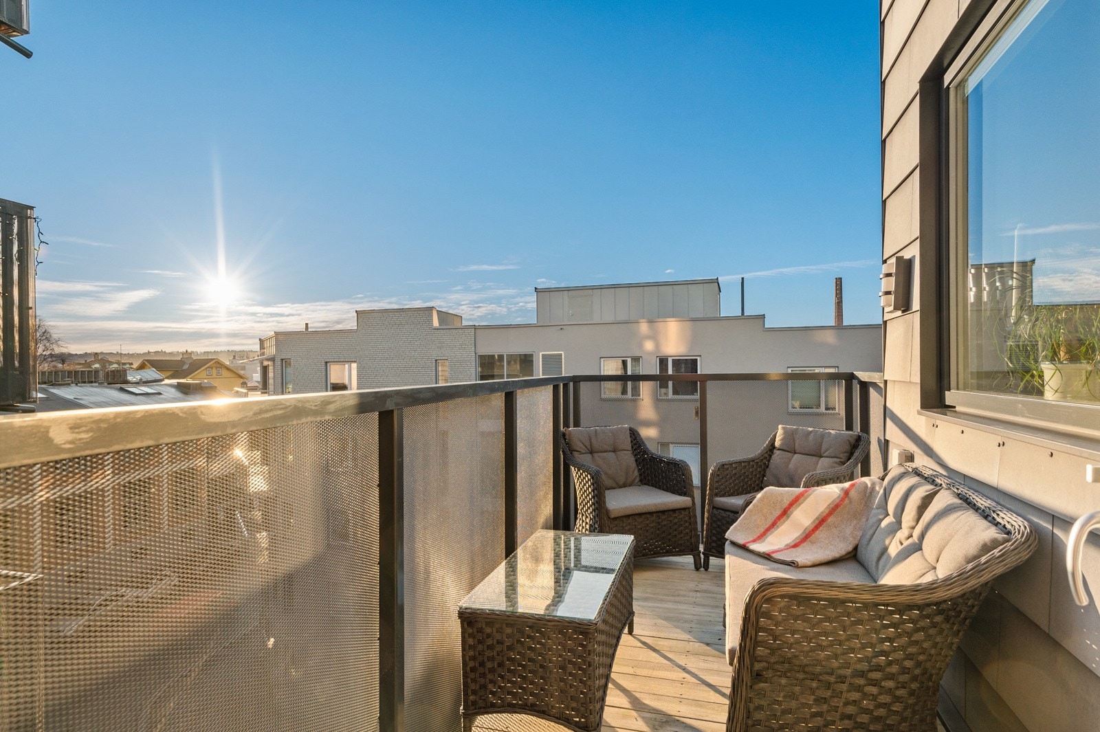 Fra stuen har man direkte adkomst til syd-vestvendt balkong på ca. 7 kvm. Galleribilde