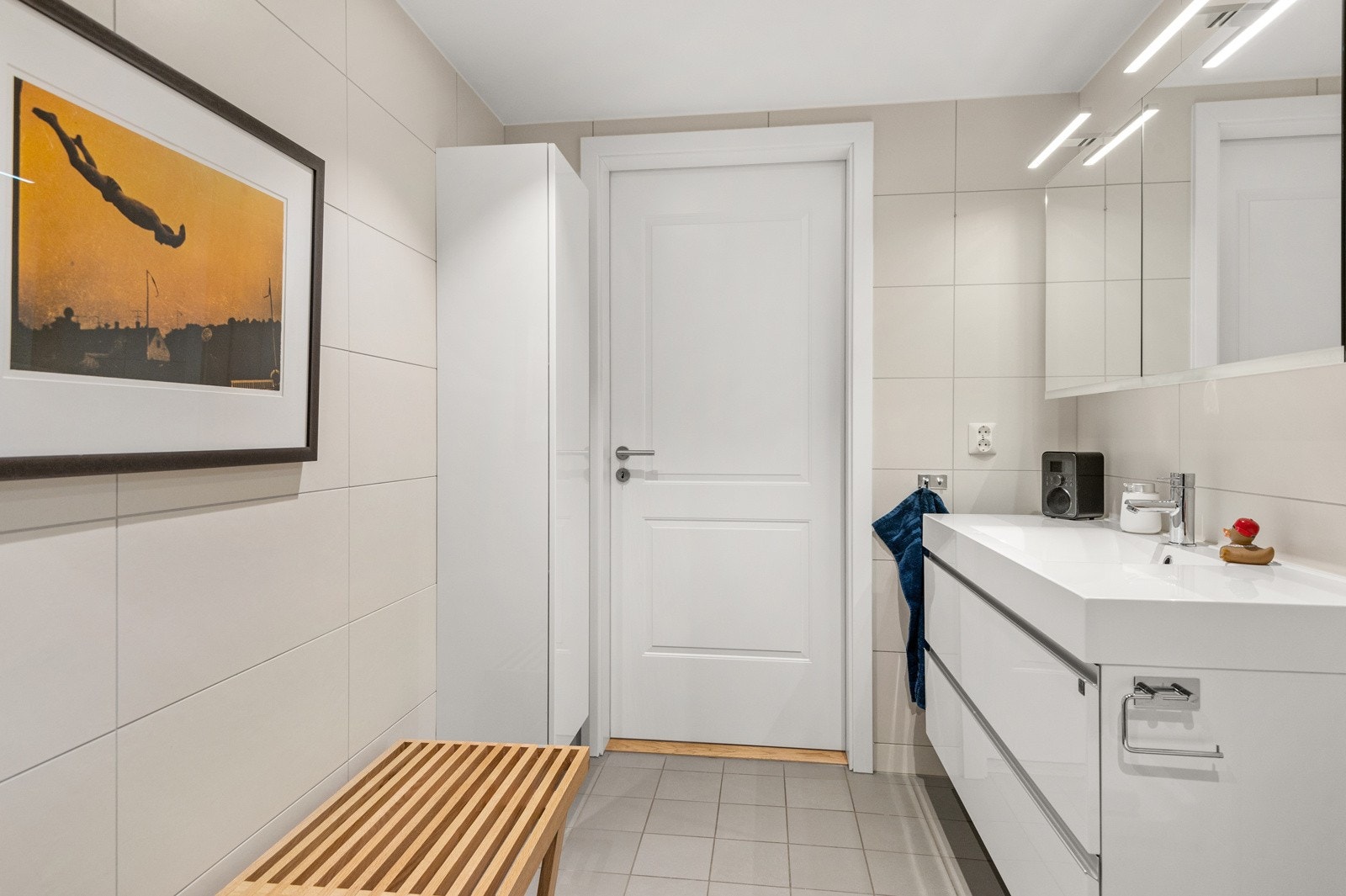 Vegghengt toalett med innebygget siterne fra Grohe. Opplegg for vaskemaskin og tørketrommel. Galleribilde