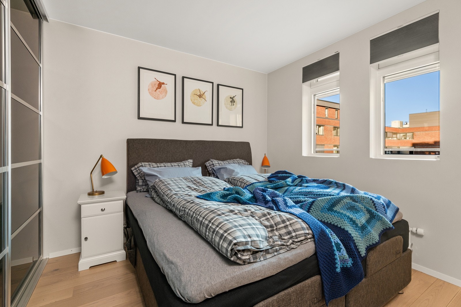 Romslig hovedsoverom med plass til dobbeltseng og nattbord. Galleribilde