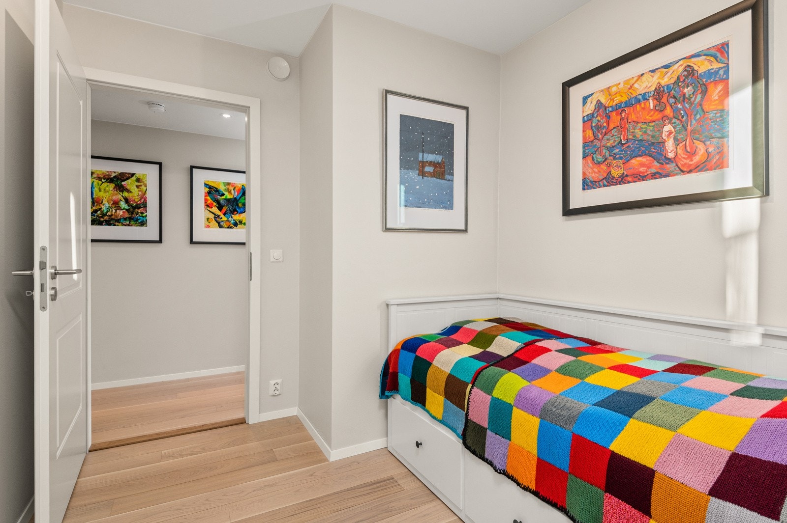 Plass til seng, nattbord og kommode/kontorpult eller garderobeskap. Galleribilde