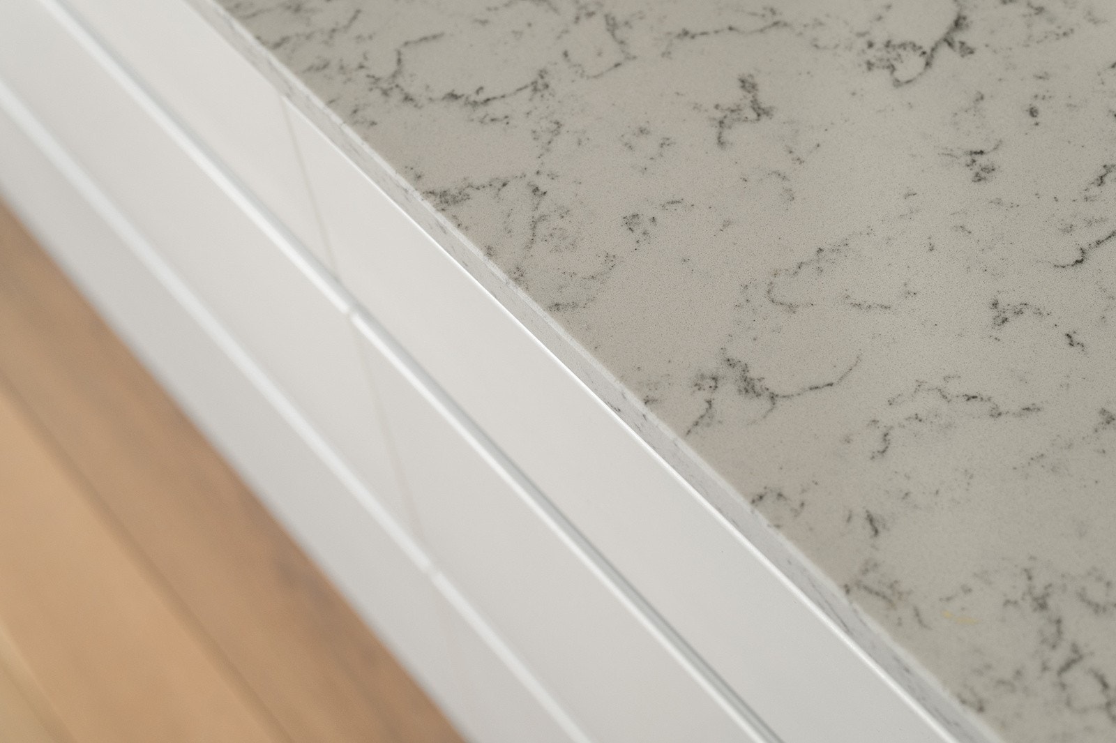 Detalj - benkeplate i granitt. Galleribilde