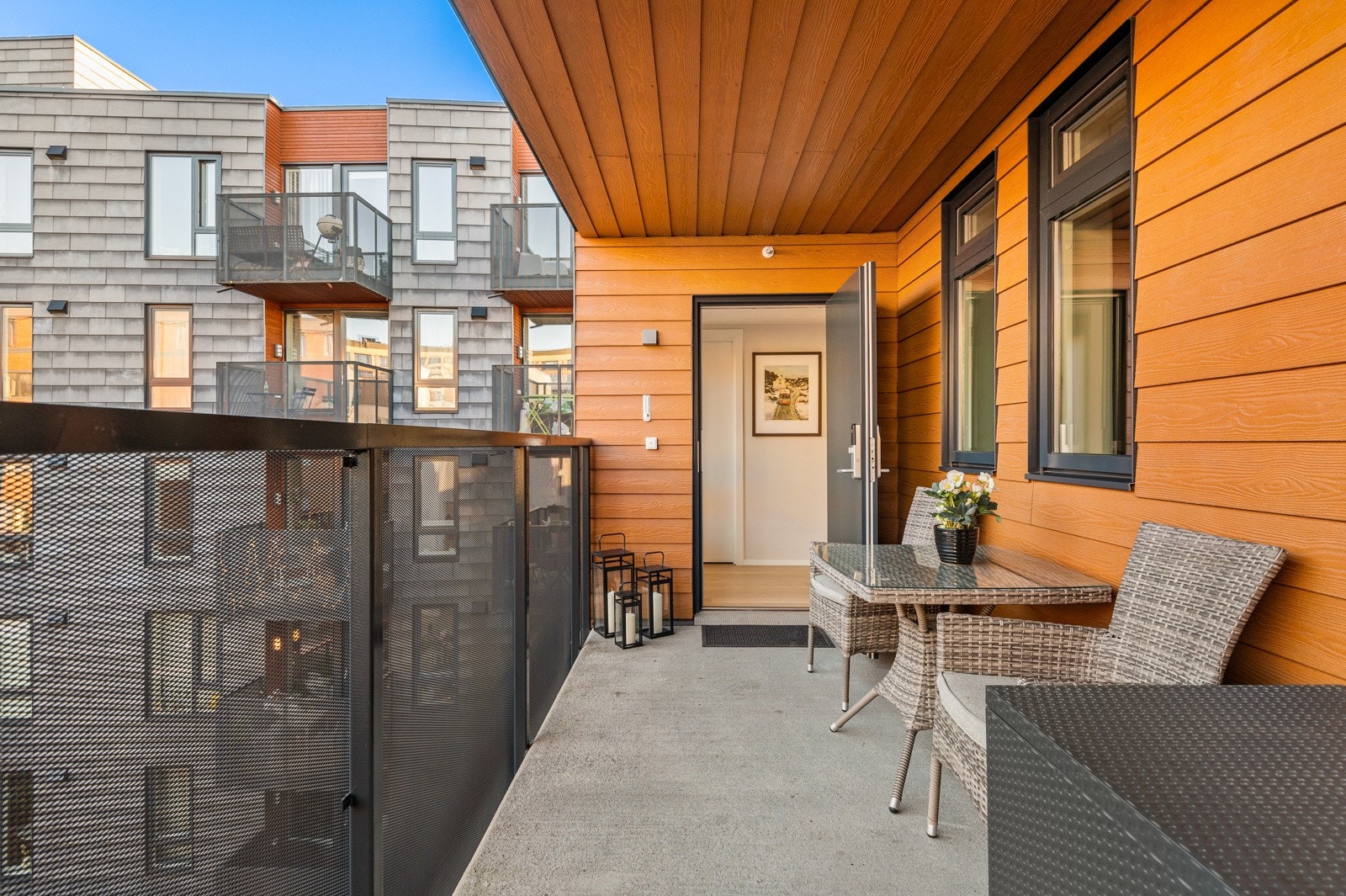 Hyggelig svalgang inn mot leiligheten. Galleribilde