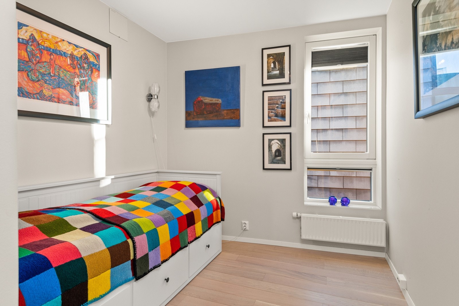 Soverom 2 kan fint benyttes til gjesterom, barnerom eller kontor - alt etter eget ønske. Galleribilde