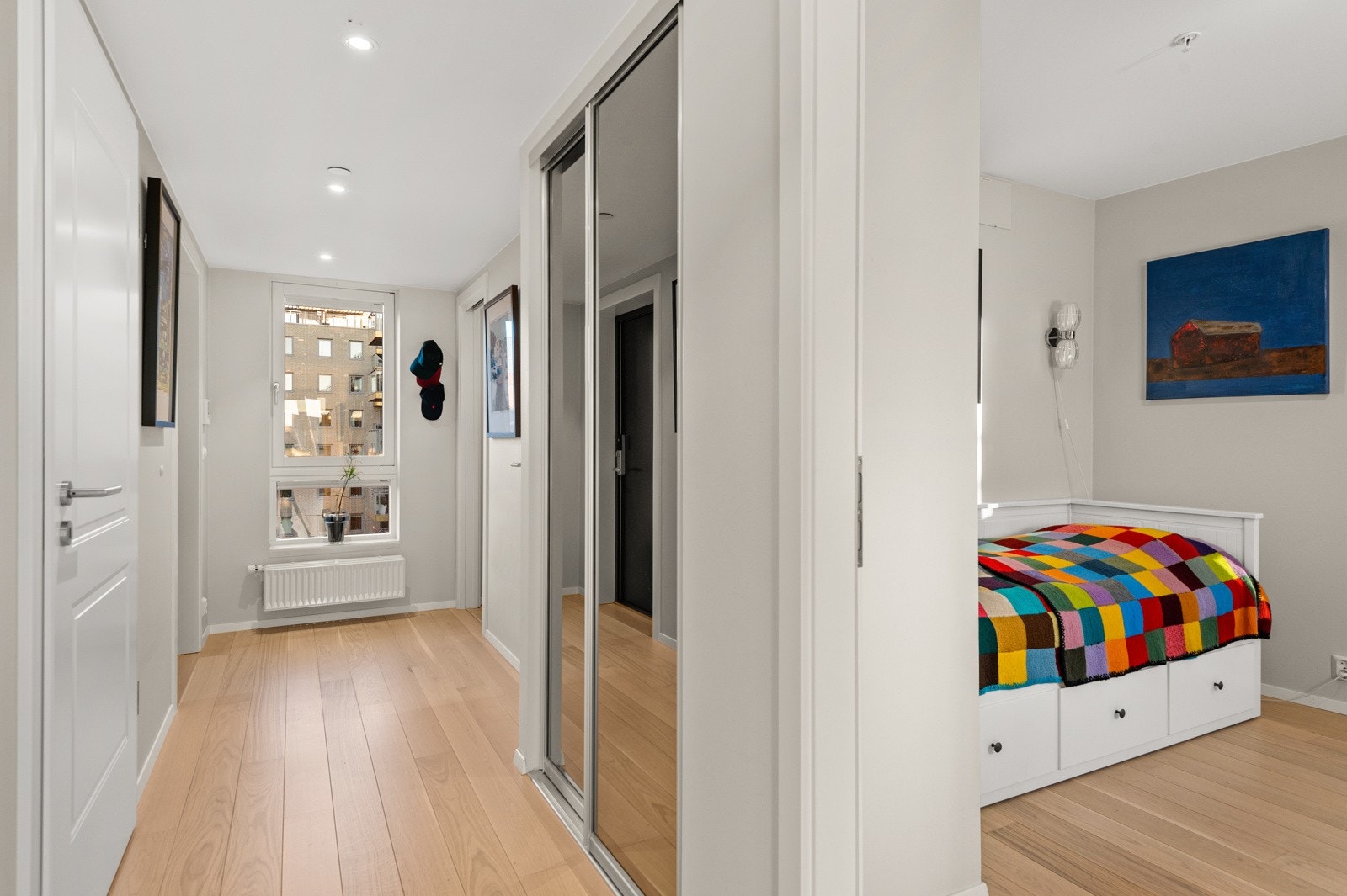 Entré med plassbygd skyvedørsgarderobe og callinganlegg og videokamera. Galleribilde