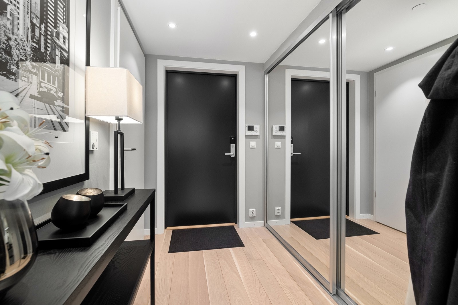 Bak inngangsdøren møtes du av en lys og innbydende leilighet. Galleribilde