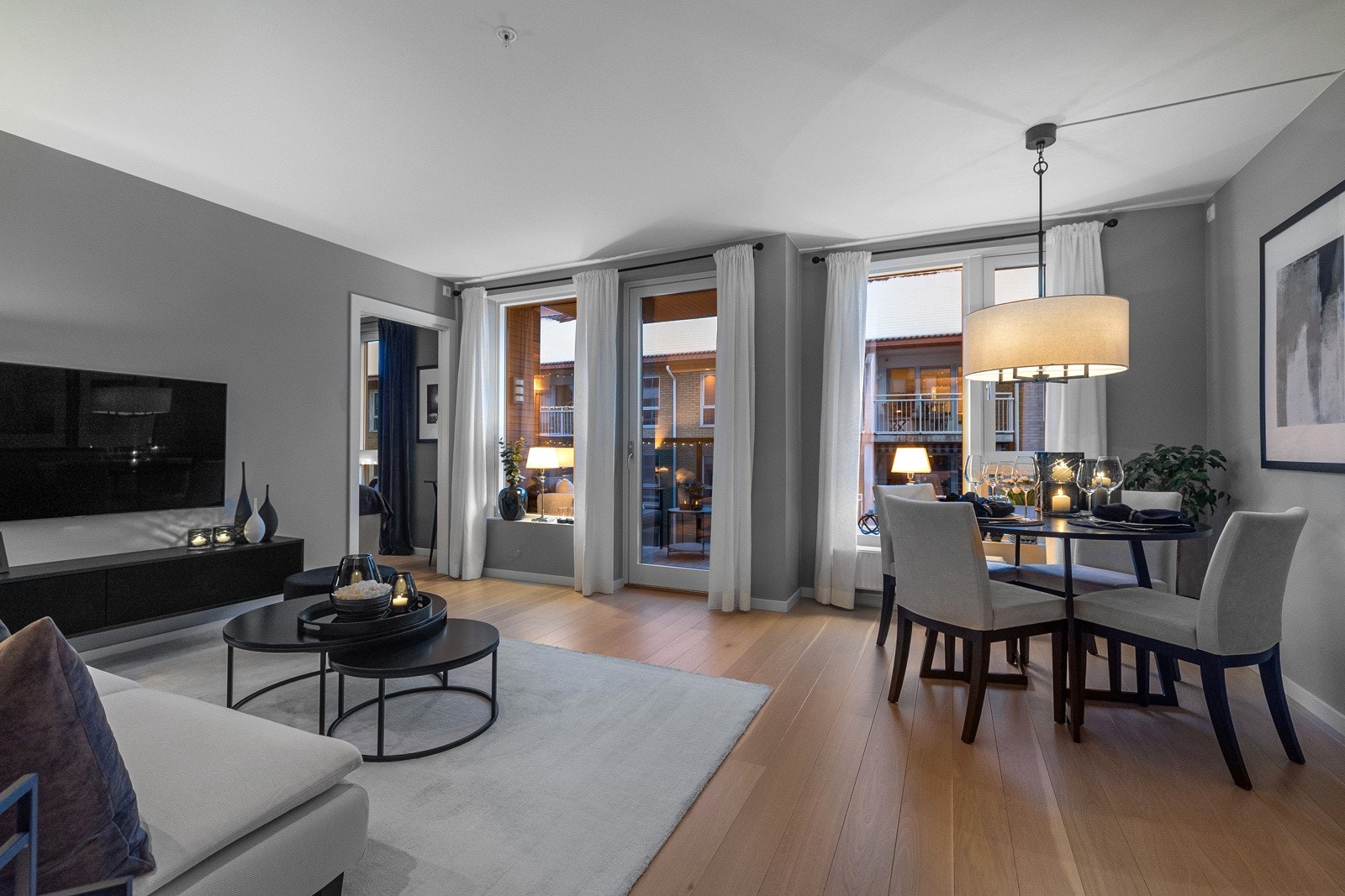 Store vindusflater slipper inn godt med naturlig lys, og stuen fremstår forøvrig som svært tiltalende med god takhøyde. Galleribilde