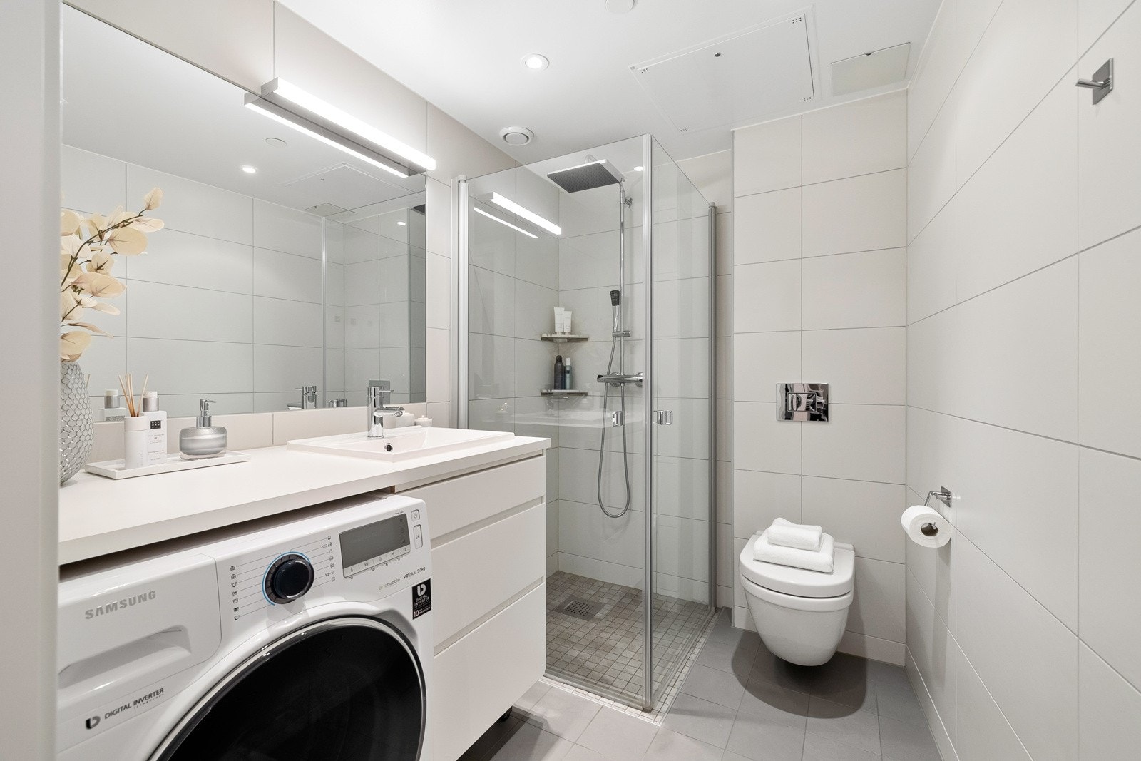 Moderne og pent flislagt bad. Det er varmekabler i gulvet, som sørger for ekstra komfort i hverdagen. Galleribilde