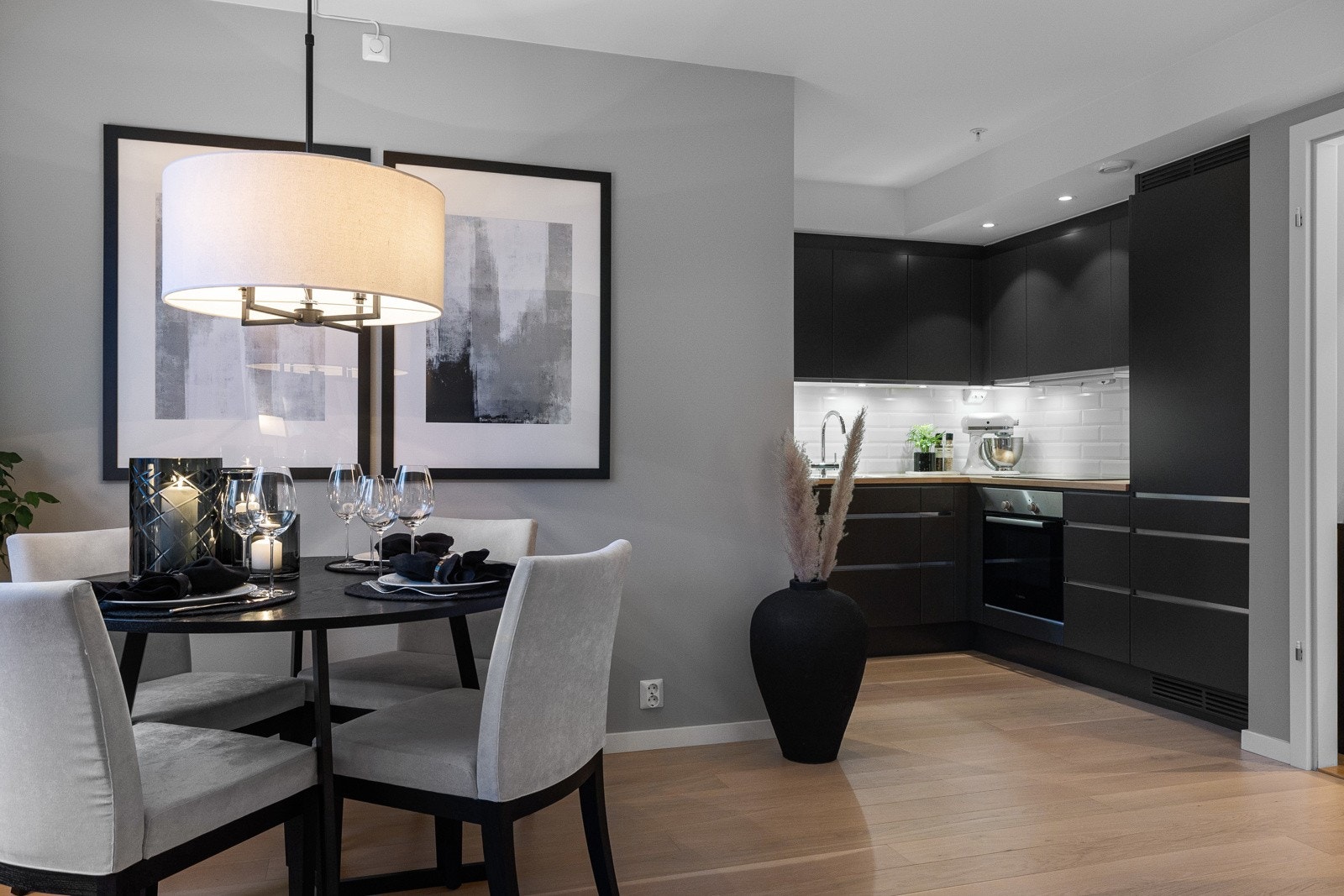 Den åpne løsningen mellom stuen og kjøkkenet gjør det enkelt å underholde gjester mens man lager ferdig maten. Galleribilde