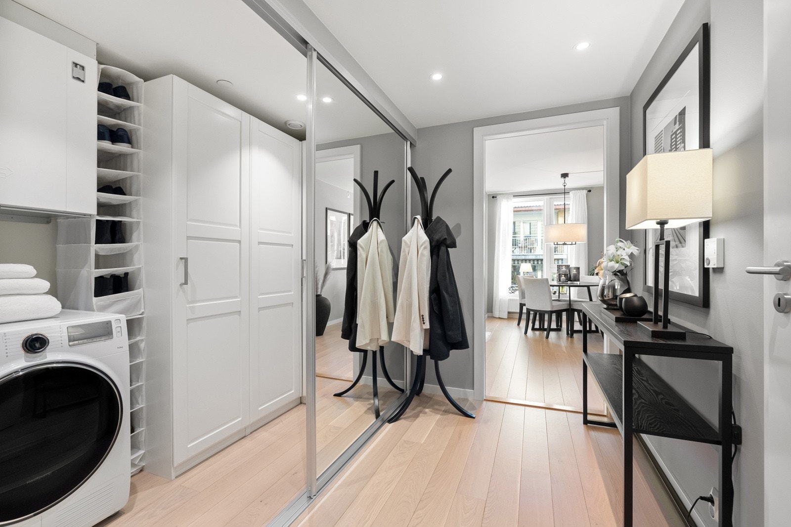 Entréen er romslig med plass til oppbevaringsløsning for yttertøy og sko. Galleribilde