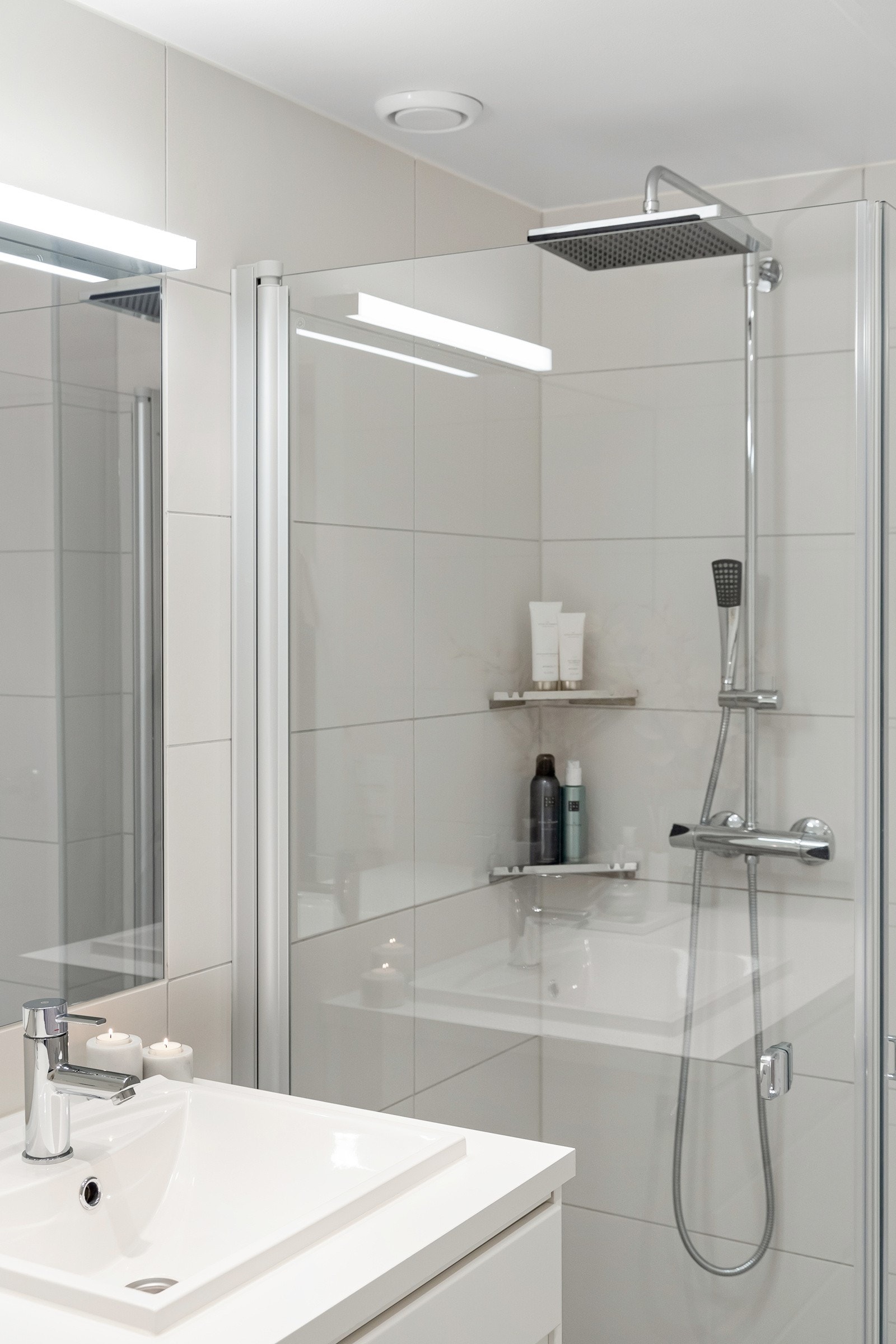 Innredningen består av veggmonterte dusjvegger, dusj direkte på gulv med termostat batteri, veggmontert klosett, servant nedfelt i benkeplate med skapinnnrending, innmurtspeil, belysning og opplegg for vaskemaskin. Galleribilde