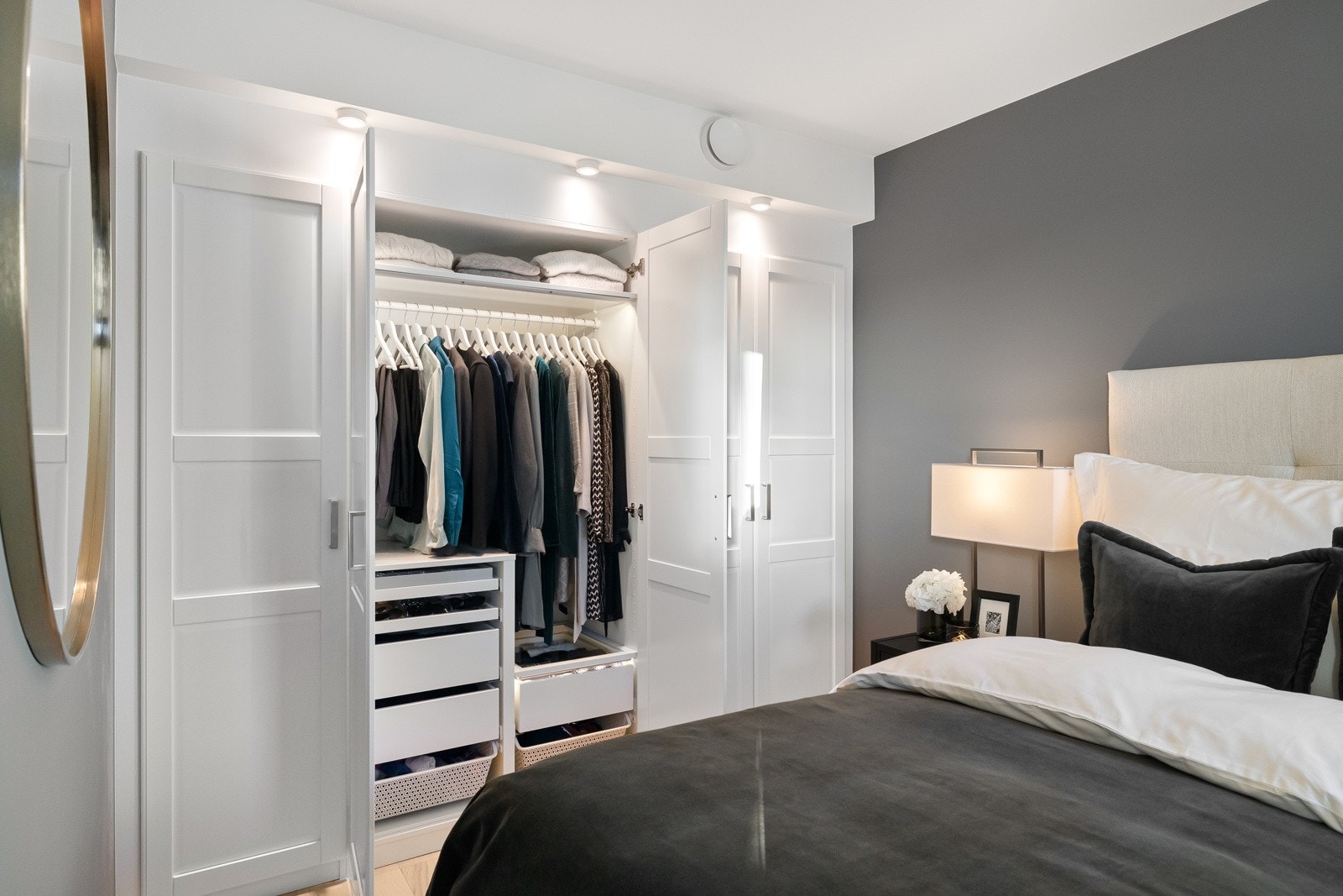 Rikelig med oppbevaringsplass i garderoben. Galleribilde