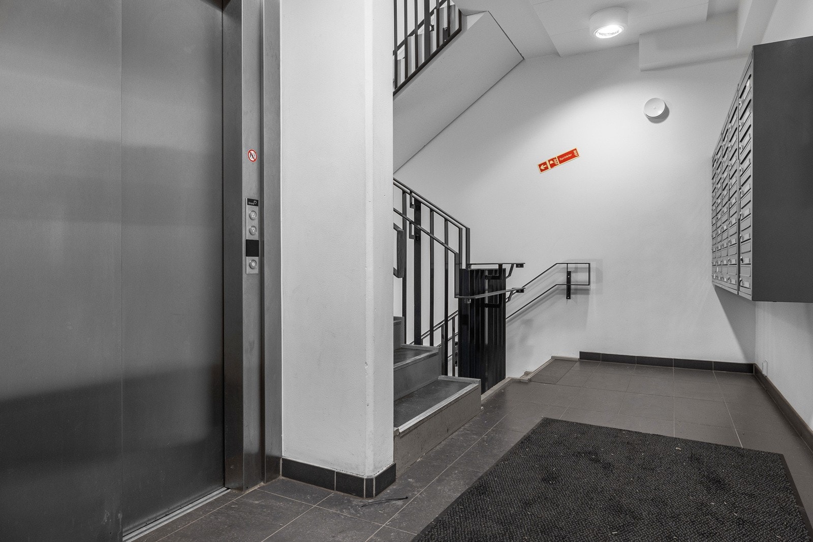 Praktisk heisadkomst til etasjeplan. Galleribilde