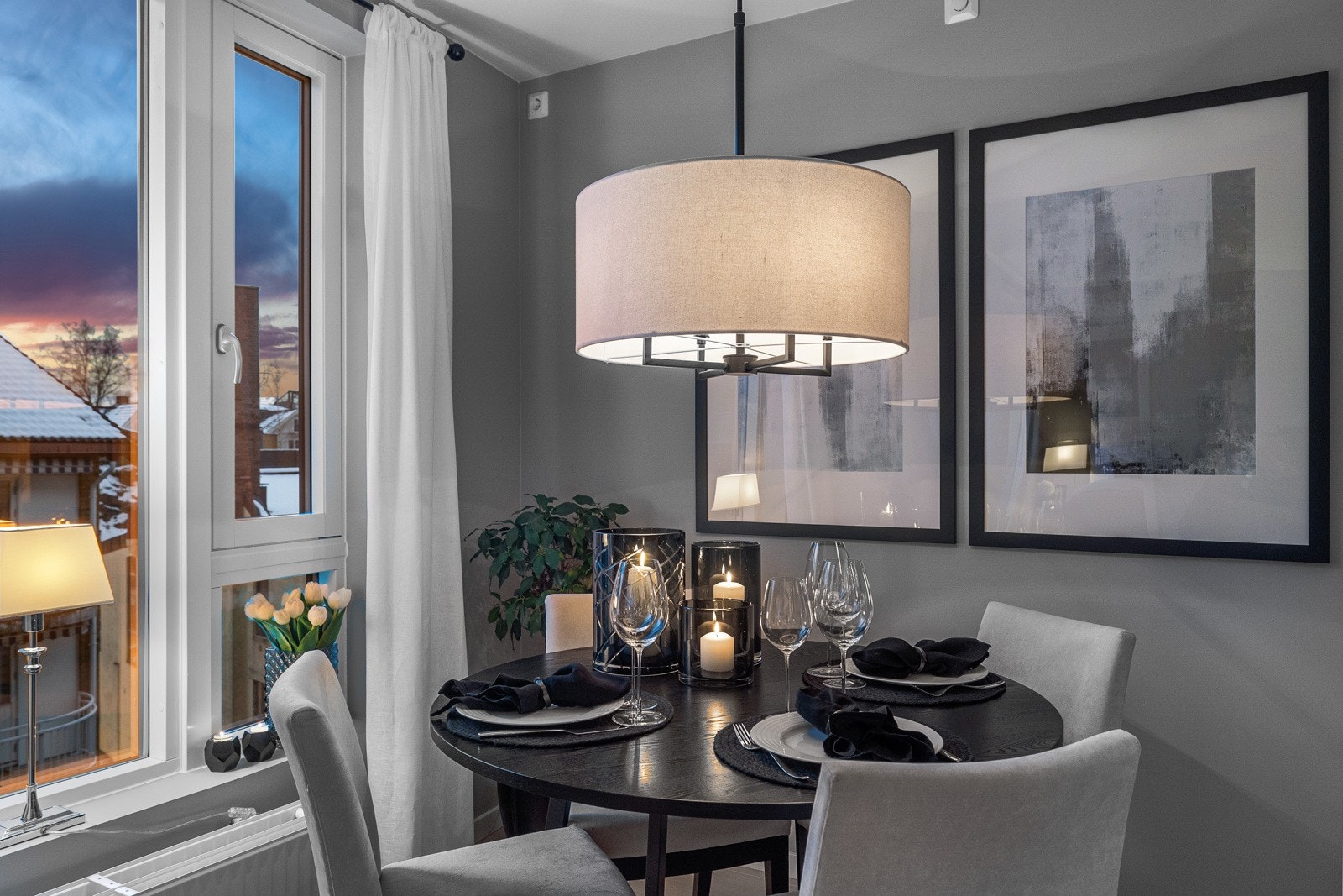 Dette er virkelig rommet for god stemning, om det så er dekket for et hyggelig middagsselskap med gode venner eller en rolig kveld på sofaen med en god film. Galleribilde