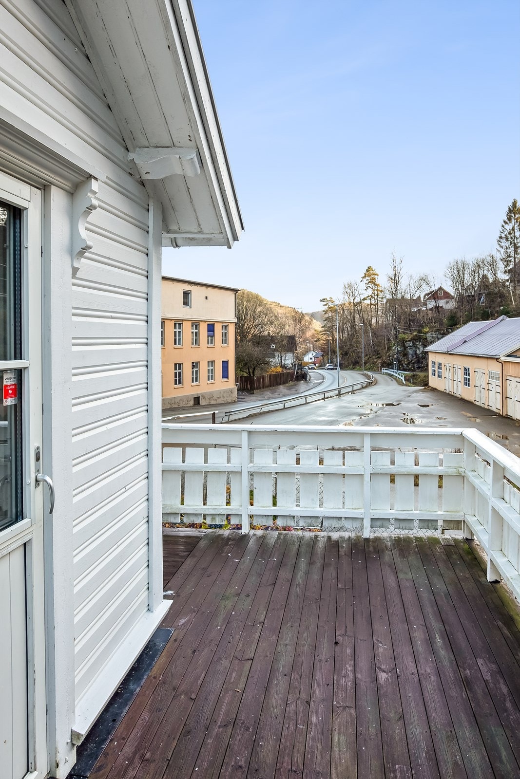 Eiendommen har en terrasse som strekker seg rundt boligen Galleribilde