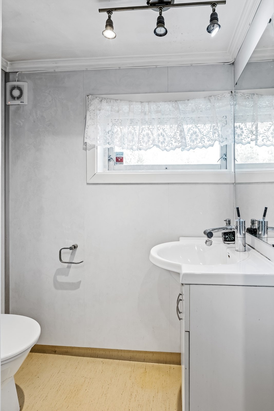 Boligen har også et toalettrom som inneholder enkel servant og WC Galleribilde