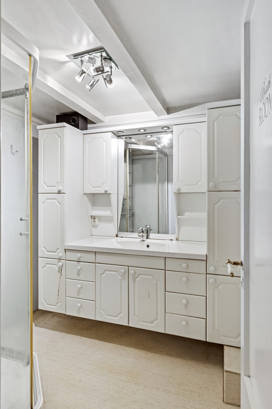 Baderom som inneholder romslig innredning og dusjkabinett Galleribilde