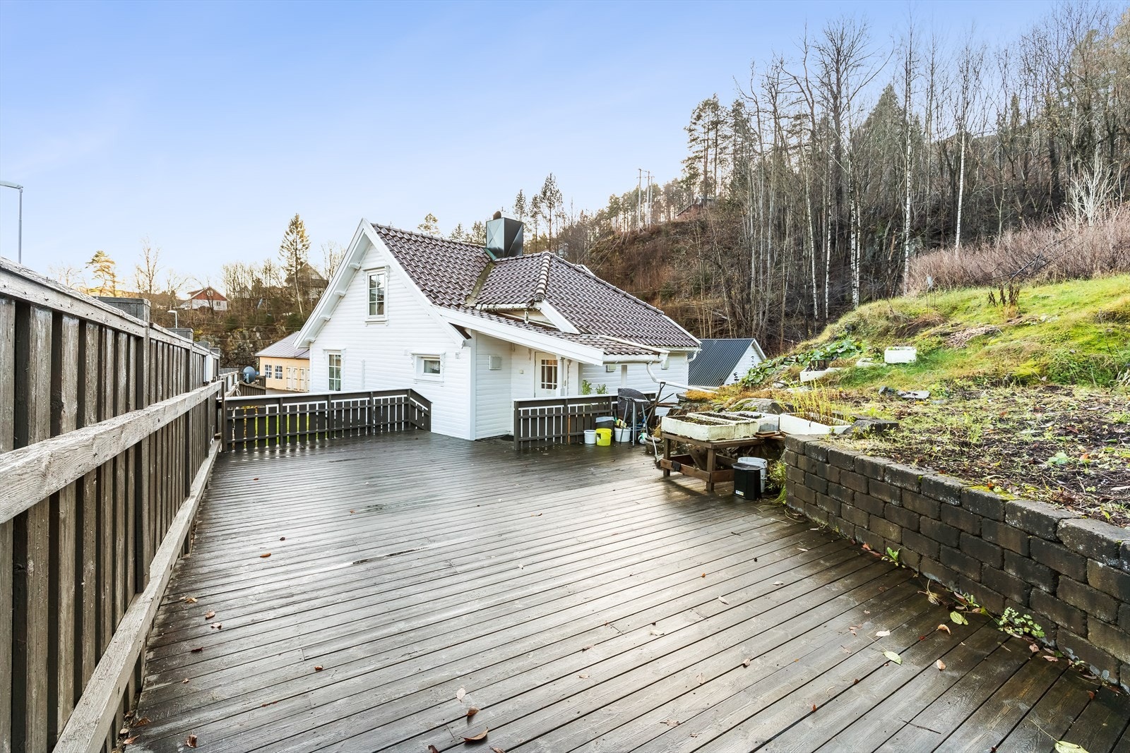 Her er det rikelig med plass til sittegruppe og annet utemøblement Galleribilde