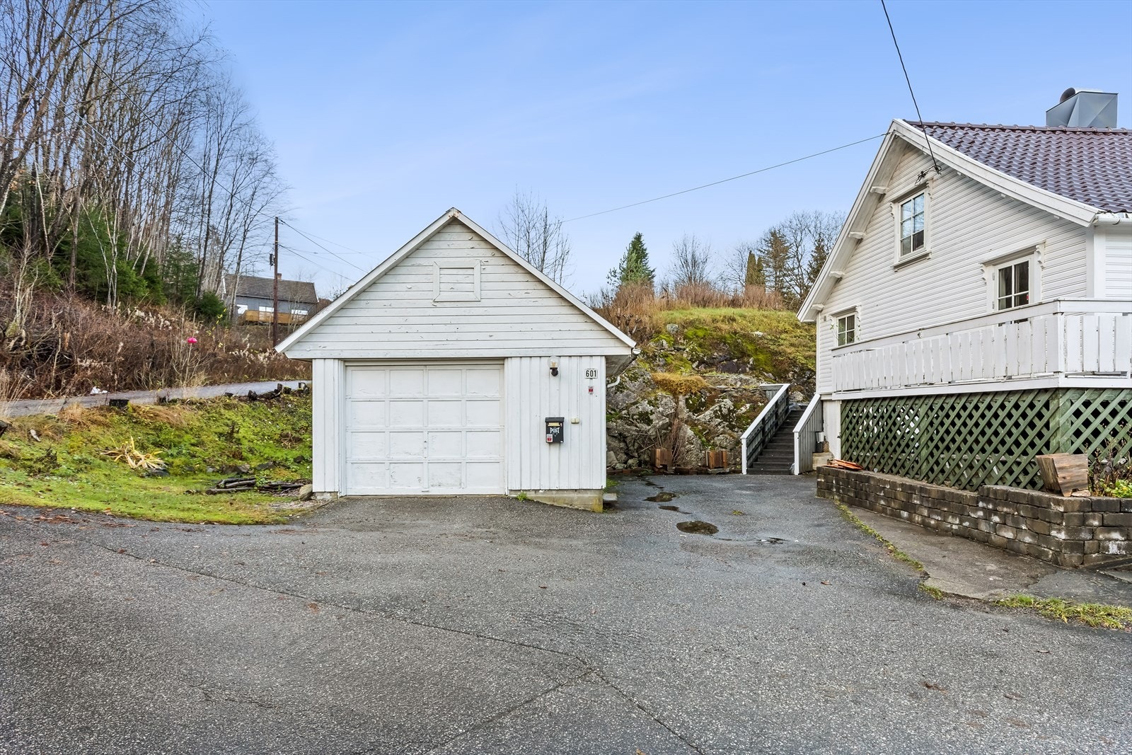 På tomten har du frittstående garasje og plass til biloppstilling Galleribilde