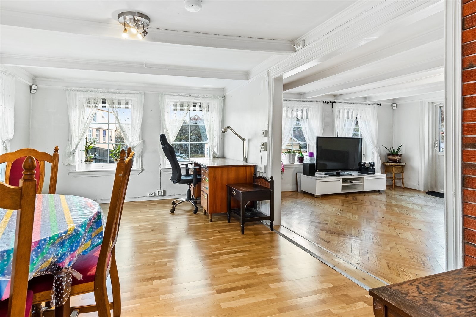 Boligen har 2 stuer av god størrelse med store vinduer som sørgelig for rikelig med naturlig lys Galleribilde