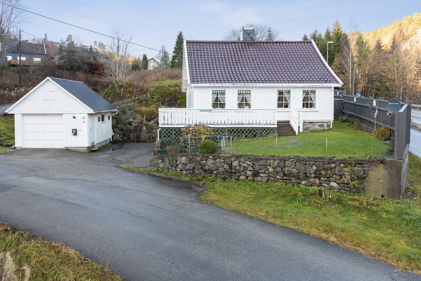 Eiendommen har frittstående garasje og et flott uteområde som innbyder til trivelige stunder Galleribilde