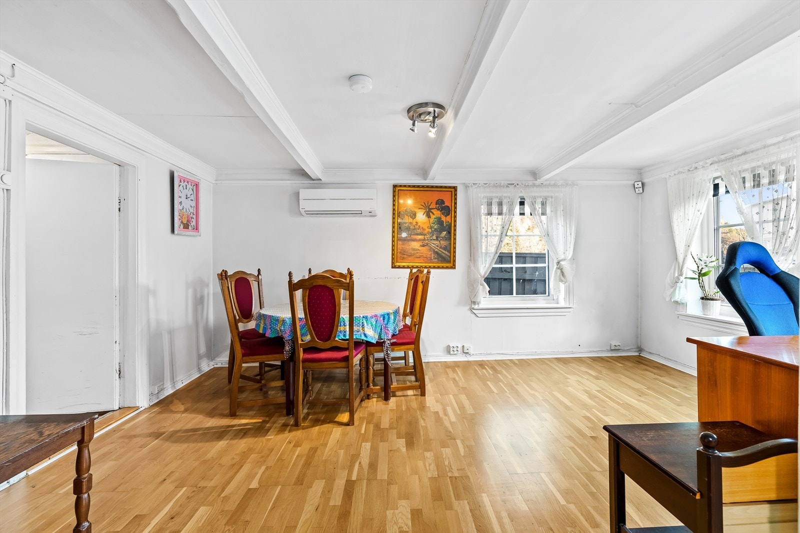 Spisestue har god plass til spisebord slik at man kan samle familie og venner til et trivelig måltid Galleribilde