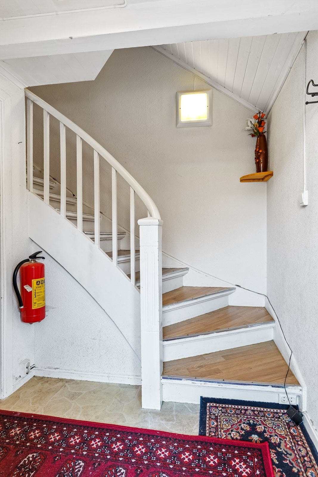 Videre er det trapp opp til 2.etg. La oss ta en titt! Galleribilde