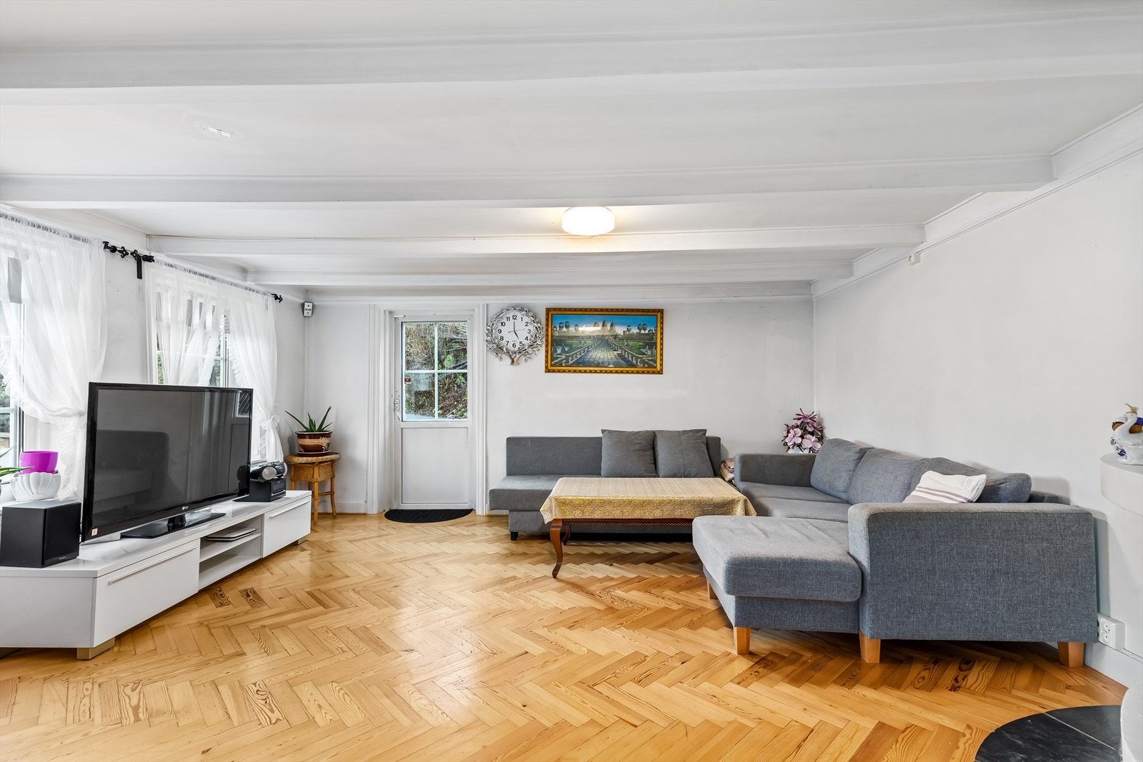 Det er god plass til sofa og annet stuemøblement i boligens hovedstue. Videre er det utgang til terrasse herfra! Galleribilde