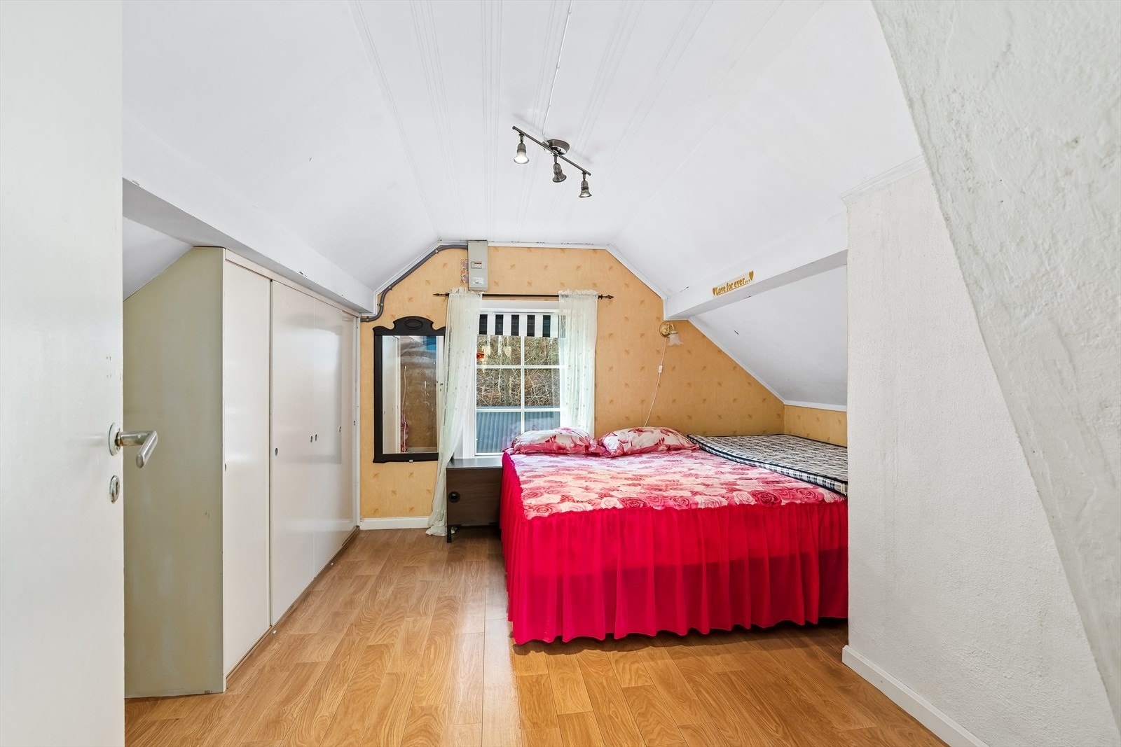 Boligens andre soverom er også av god størrelse og har plassbygget skap til oppbevaring Galleribilde