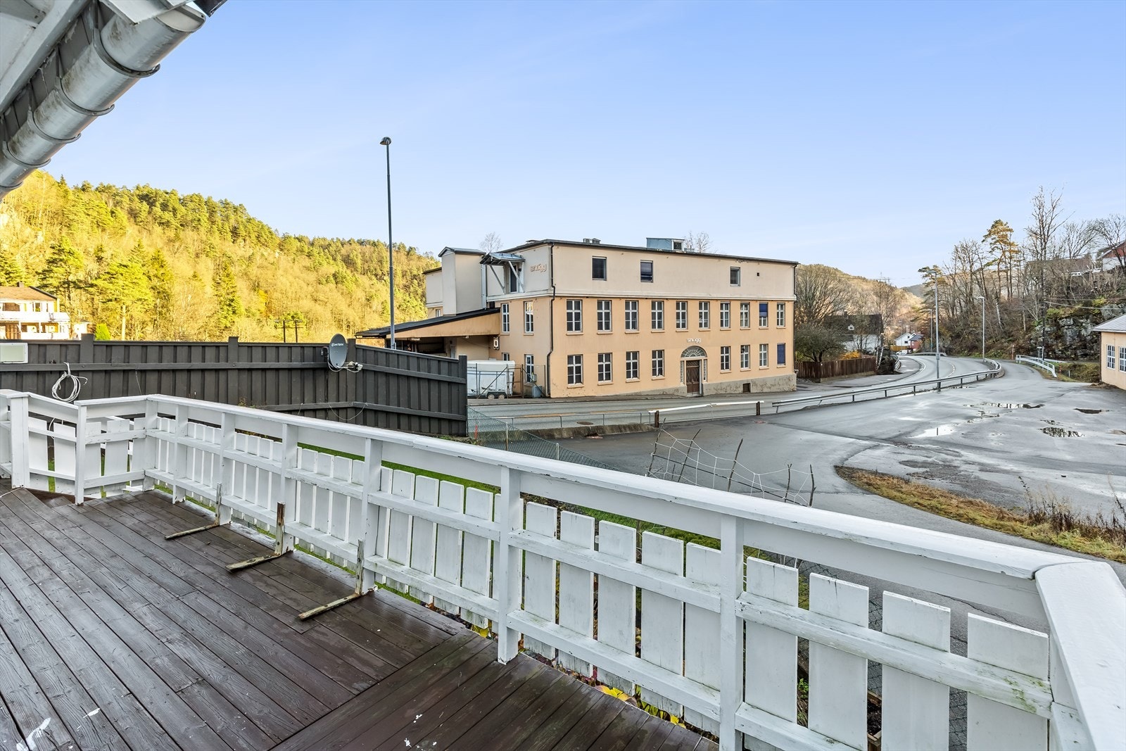 Boligen er sentralt beliggende med en liten kjøretur både til Kristiansand sentrum og Vennesla sentrum som tilbyr det meste av fasiliteter Galleribilde