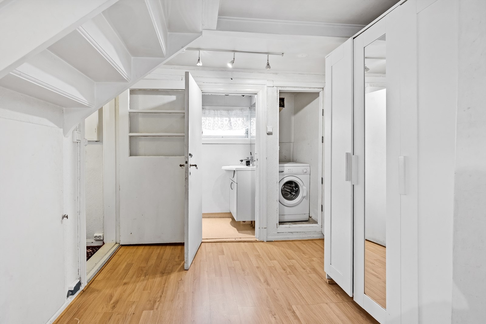 Fra ytterdøren kommer du inn i en romslig gang. Videre tar vi deg inn i boligens stuer! Galleribilde