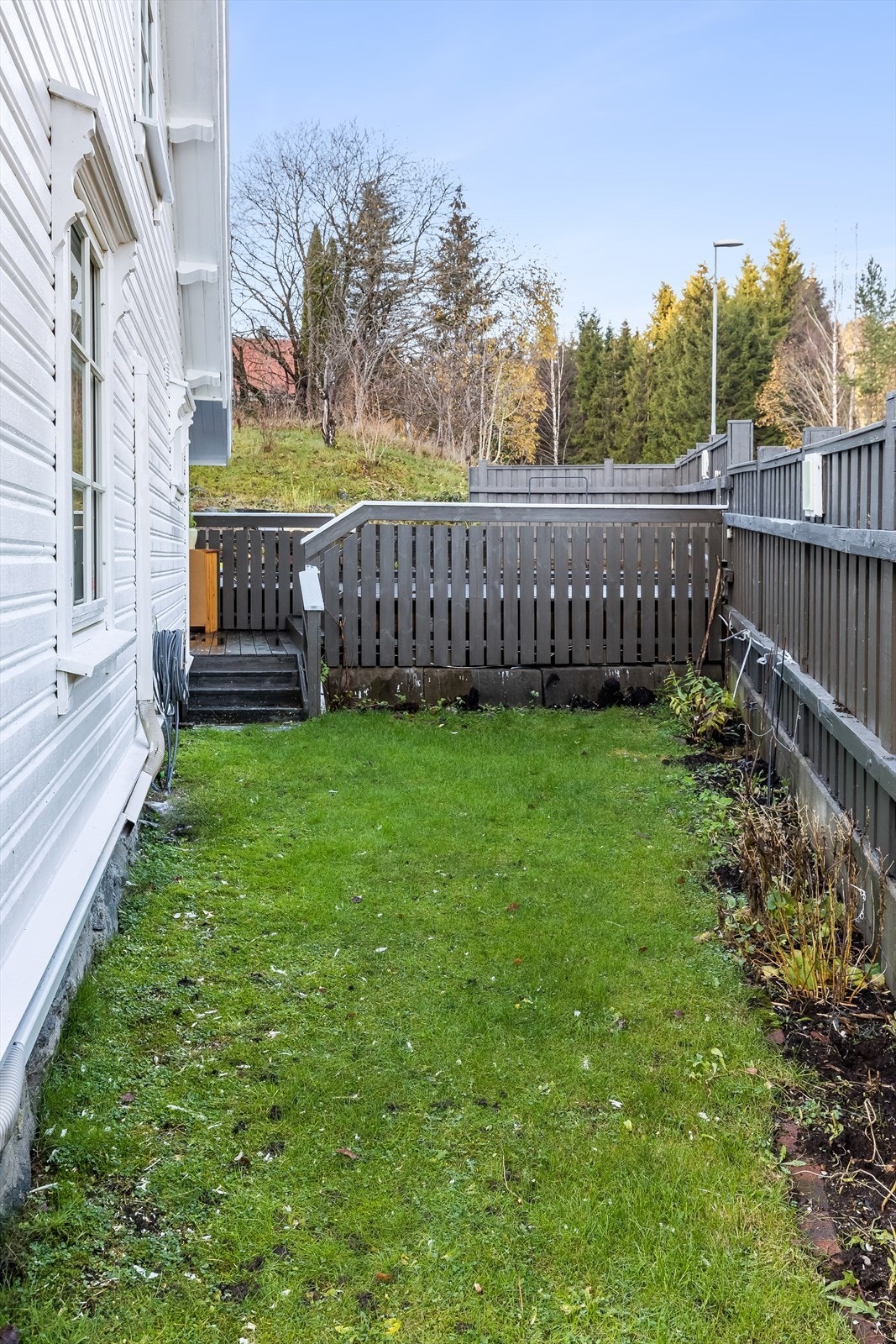 Gressplen med trapp opp til terrasse Galleribilde