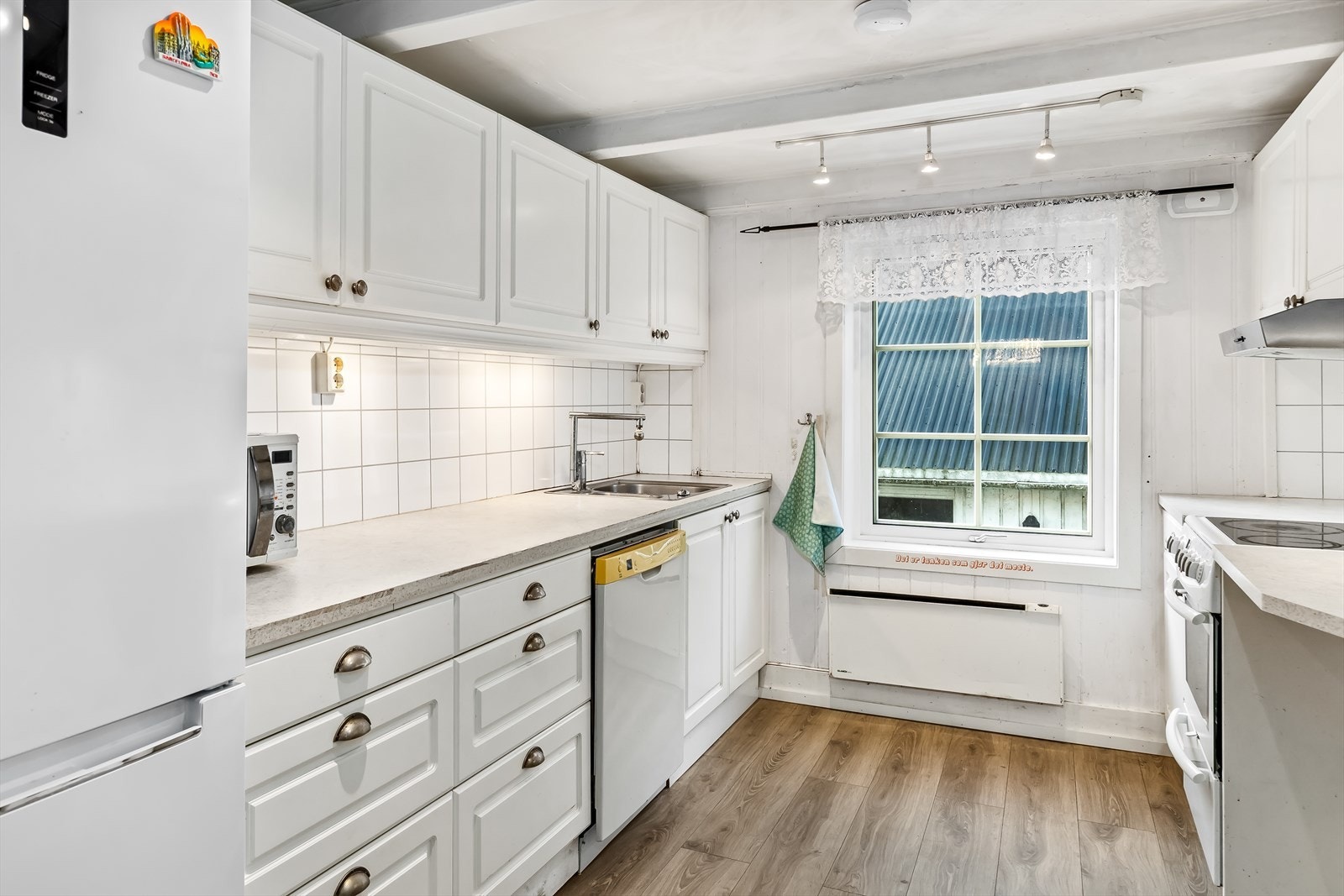 Videre er det nyere laminatgulv lagt på kjøkken Galleribilde