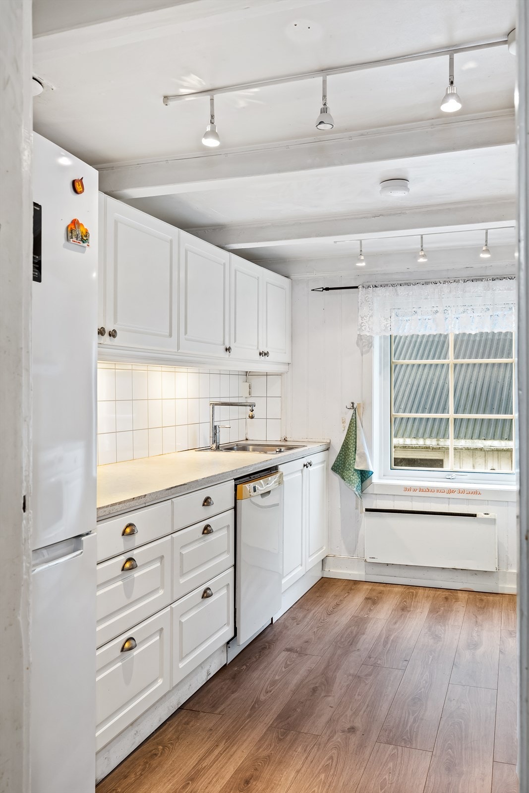 Det er god benk og skapplass i rommet Galleribilde