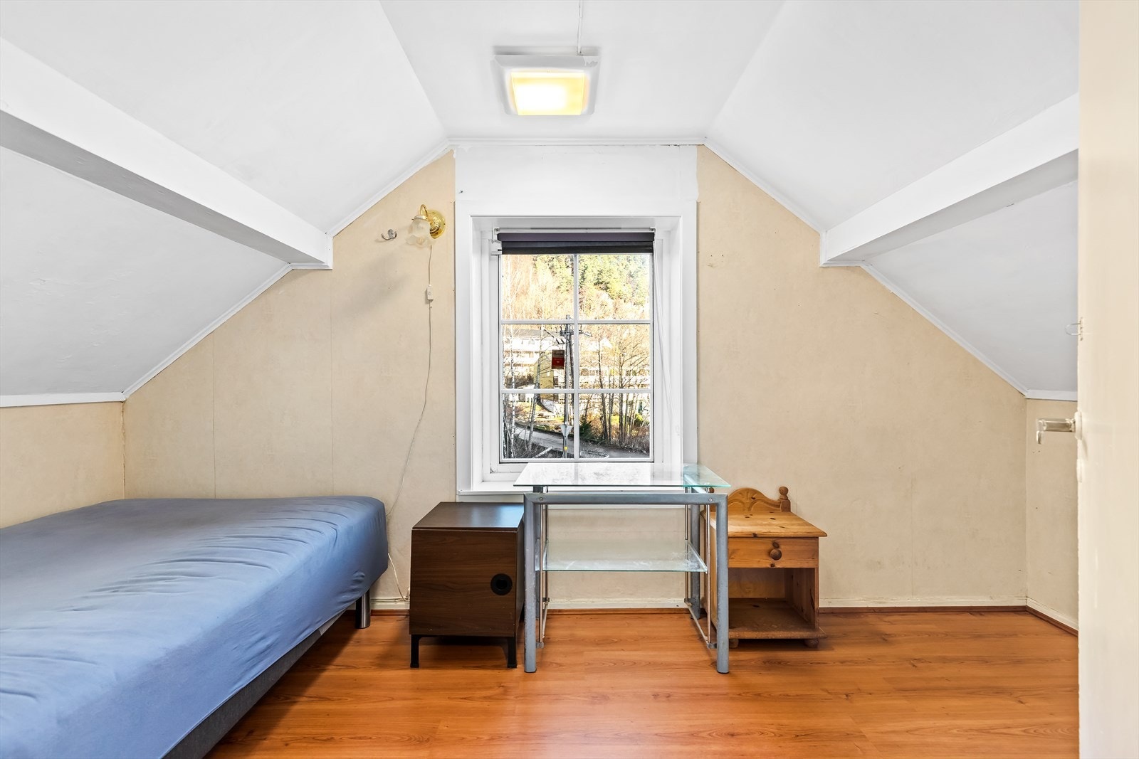 Romslig soverom med god plass til seng og annet soveromsmøblement Galleribilde