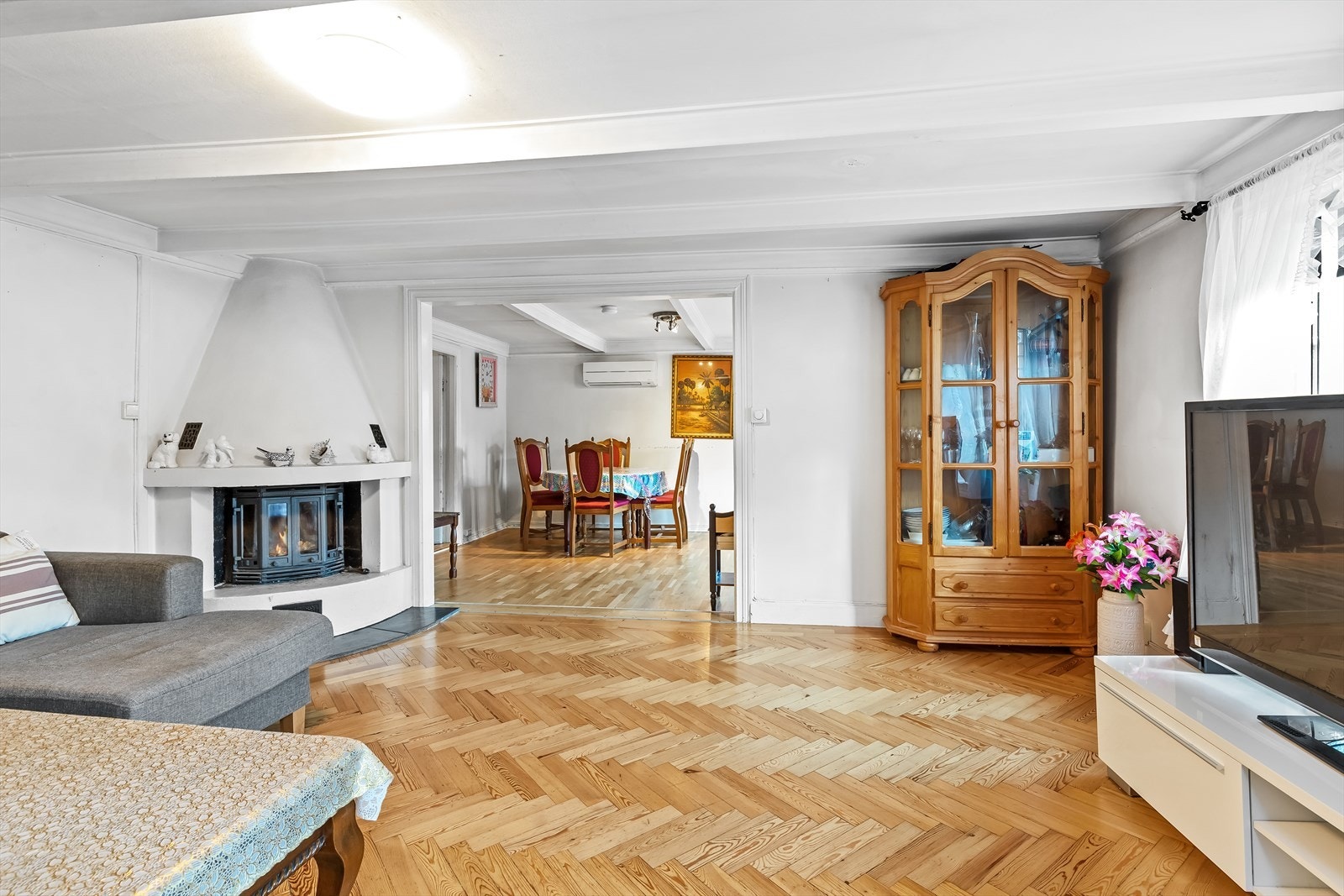 Det er en koselig peis som er plassert i hjørnet av stuen som sørger for en trivelig atmosfære Galleribilde