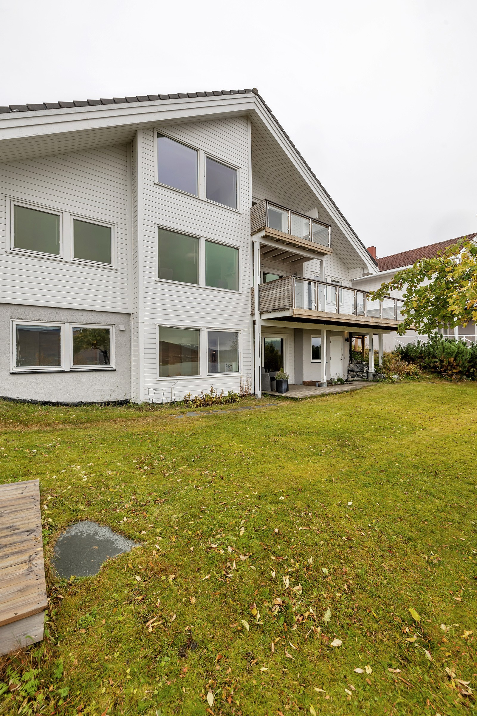 Leiligheten ligger i sokkeletasje, med egen inngang og terrasse