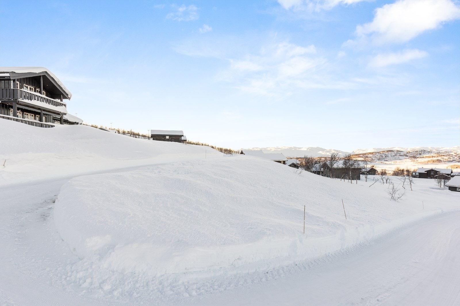 Fra eiendommen kan du gå rett ut i både langrennsløypene og alpinbakken. Du kan velge deg den langrennsløypa som passer deg aller best, av totalt 150 km oppkjørte langrennsløyper med varierende vanskelighetsgrad. Galleribilde