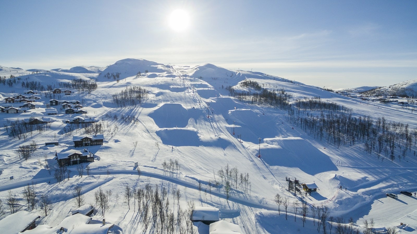 Her har du en unik beliggenhet! Tomten har alt hva de ulike generasjonene etterspør. Galleribilde