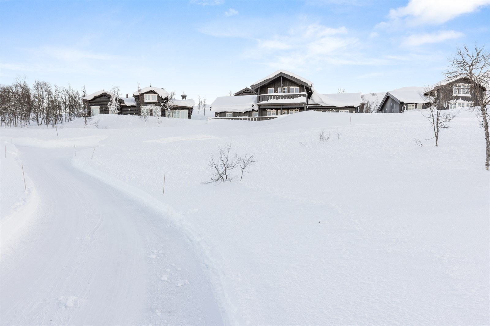 elkommen til Parkvegen! Med sin vestvendte beliggenhet har tomten meget gode solforhold.
Eiendommen ligger i tilknytning til heisanlegg, skiløyper og friområder Galleribilde