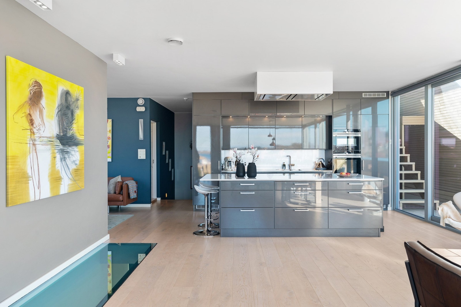 Merk glasset i gulvet som slipper lys ned til stuen under Galleribilde