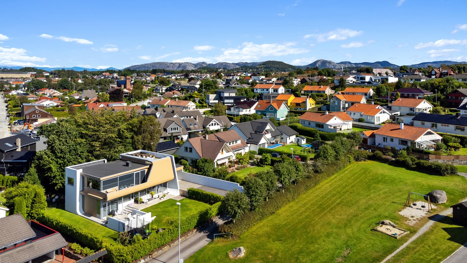 Eiendommen ligger pent til ved store grøntområder Galleribilde