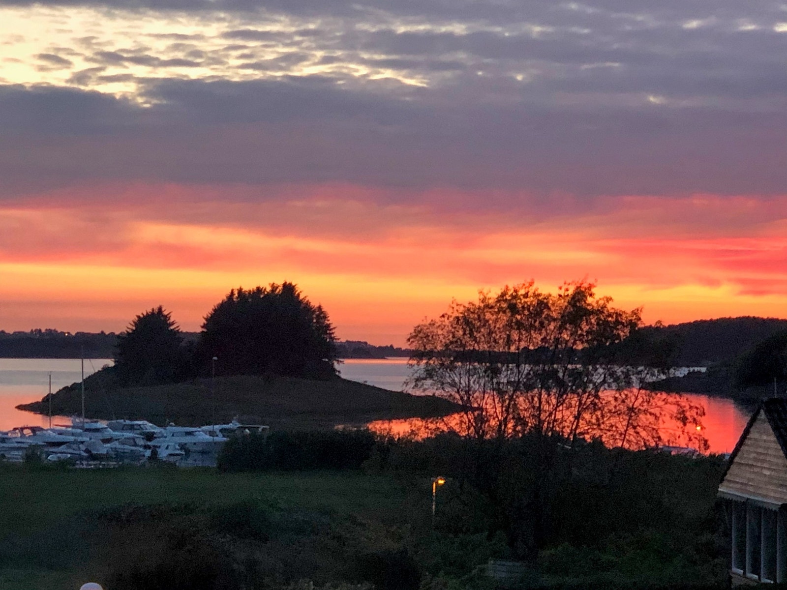KUNDEFOTO - Vakker solnedgang fra stuevinduet Galleribilde