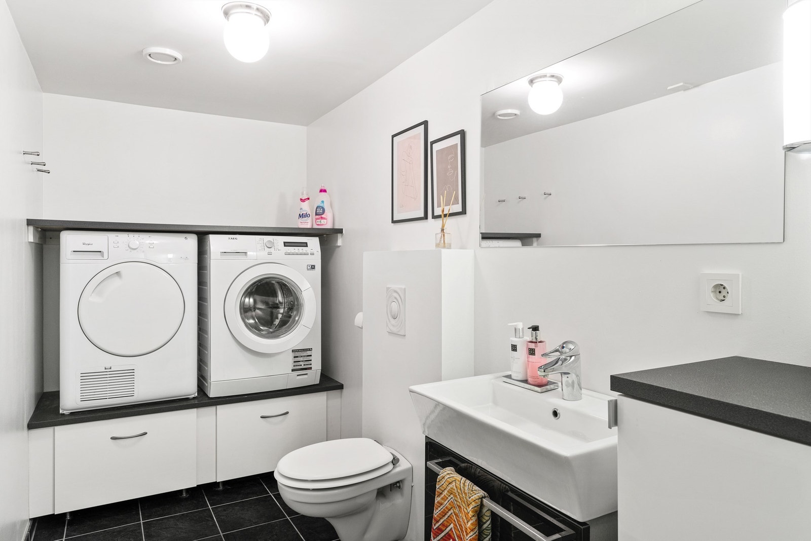 Wc/vaskerom i underetasjen Galleribilde